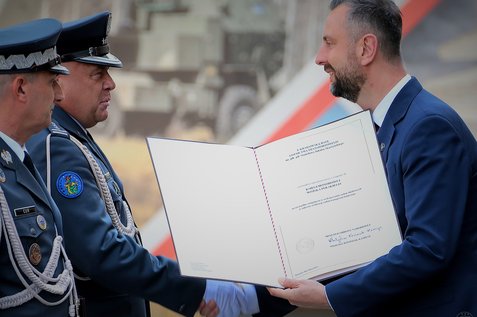 8. BLTr WYRÓŻNIONA WPISEM DO KSIĘGI HONOROWEJ WOJSKA POLSKIEGO